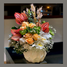 گلدان سفالی با گلهای طبیعی