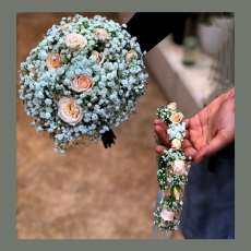 دسته گل و تاج سر با گل عروس و رز