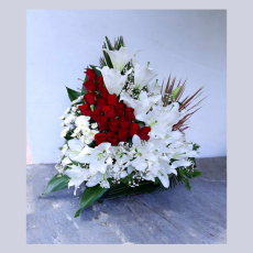 سبد گل خواستگاری با رز قرمز و گلهای سفید - 